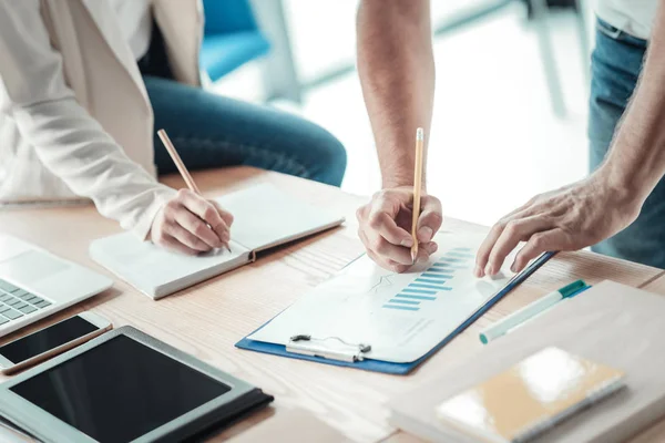 Primo piano dei lavoratori che prendono appunti — Foto Stock