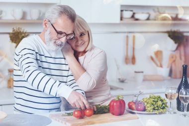Sonsuz duygular. Çok iyi yaşlı adam karısı onunla birlikte mutfakta ayakta iken bağ ise sebze salatası yapmak