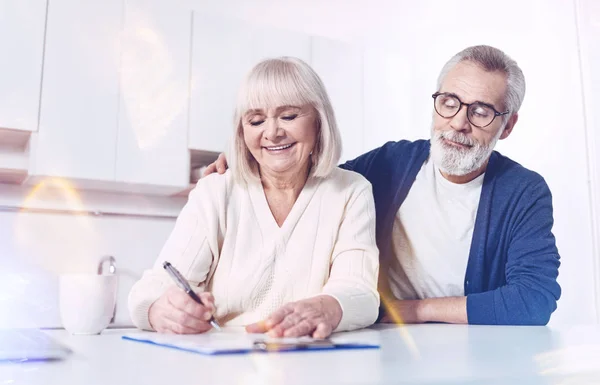 Lugar Para Firma Alegre Pareja Ancianos Encantados Sentado Cocina Firma — Foto de Stock