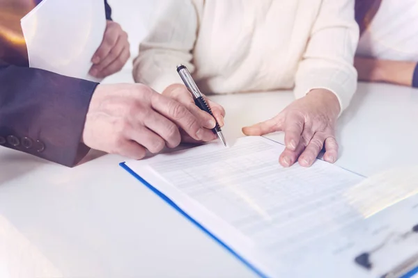 Lägga Den Här Närbild Försäkringsavtalet Medan Äldre Kvinna Att Signera — Stockfoto