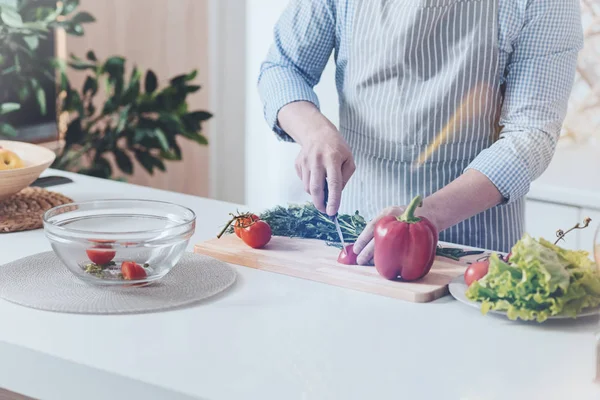 Genieten Van Koken Aangename Man Permanent Keuken Het Hakken Van — Stockfoto