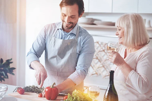 Buen Momento Alegre Guapo Adulto Hombre Haciendo Ensalada Verduras Cocinar — Foto de Stock