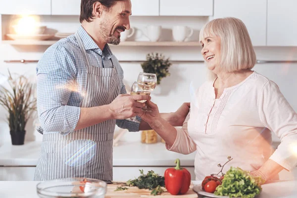 Felicidade Mulher Idosa Positiva Cozinha Com Seu Filho Adulto Beber — Fotografia de Stock