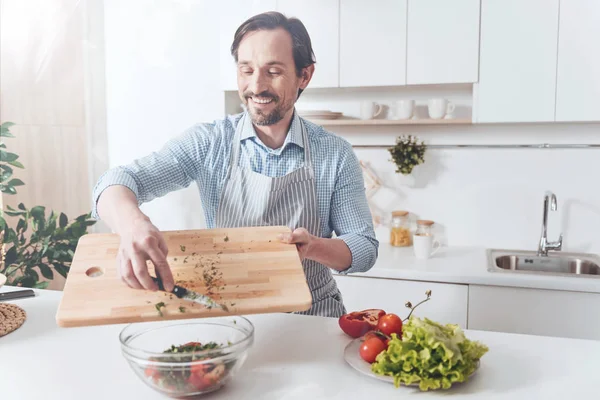 Sihirli Yemek Mutfakta Ayakta Sevinç Ifade Ederken Sebze Salatası Yapmak — Stok fotoğraf