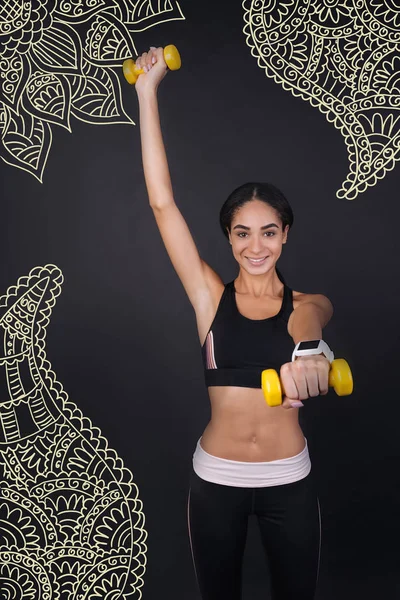 Entrenamiento Efectivo Joven Deportista Alegre Activa Sintiéndose Bien Sonriendo Mientras —  Fotos de Stock