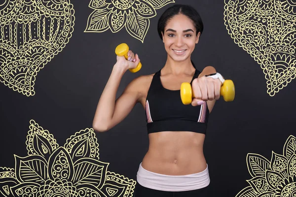 Músculos Entrenamiento Bastante Joven Deportista Activa Sonriendo Sintiéndose Bien Mientras —  Fotos de Stock