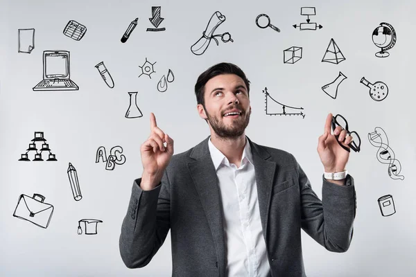 Interesantes Ideas Joven Profesor Creativo Inteligente Sosteniendo Sus Gafas Mirando — Foto de Stock