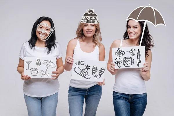Aan Kust Drie Mooie Jonge Vrolijke Vrouwen Glimlachend Optimistisch Gevoel — Stockfoto