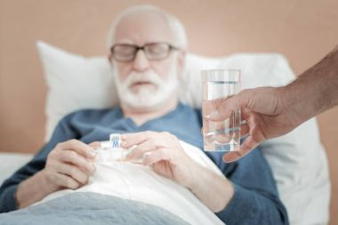 Bir bardak taze su olmak el mans.