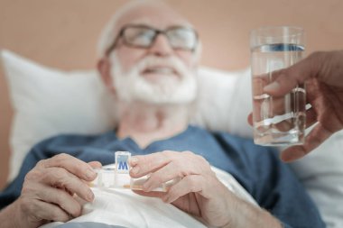 Yararlı hapları açık olmak.