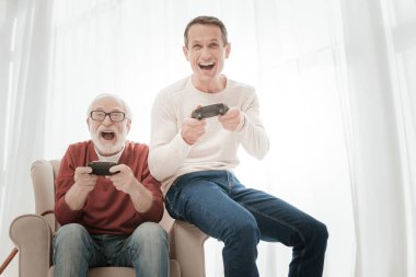 Birlikte eğleniyor ve video oyunları oynayarak keyifli neşeli yerlileri.