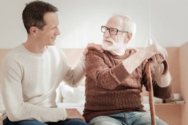 Gülümseyen ve oğlu arıyorum memnun sarsılmaz adam.