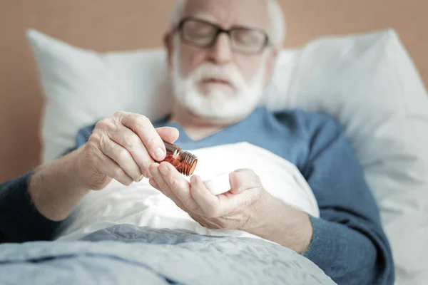 A jar of pills being in mans hand. — Stock Photo, Image