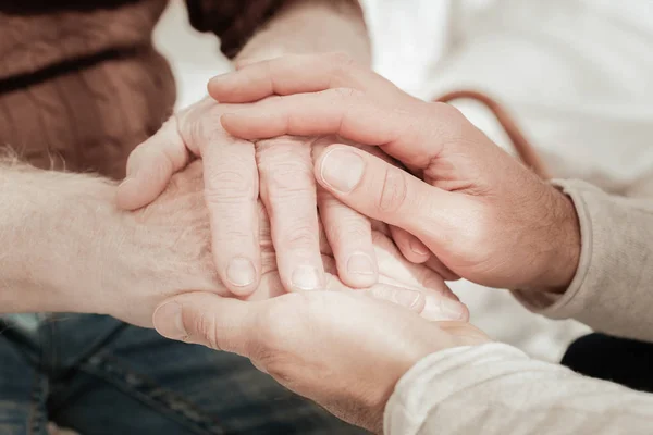 Mooie nauwe inboorlingen houden elkaar de hand. — Stockfoto