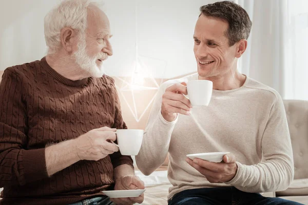 Joyful nära infödingarna dricka te och spendera tid tillsammans. — Stockfoto