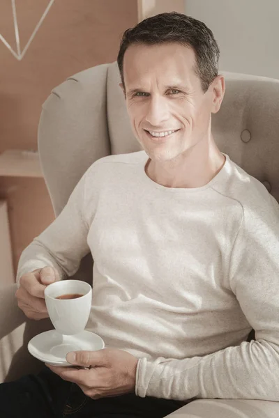 Ευχάριστη νοήμων άνθρωπος κάθεται και πίνει τσάι. — Φωτογραφία Αρχείου