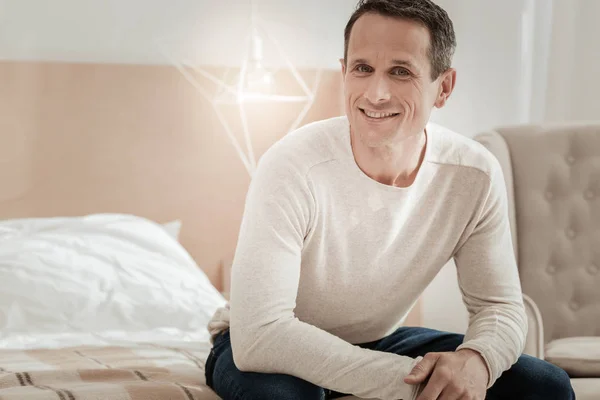 Bonito homem alegre sorrindo e olhando em linha reta . — Fotografia de Stock