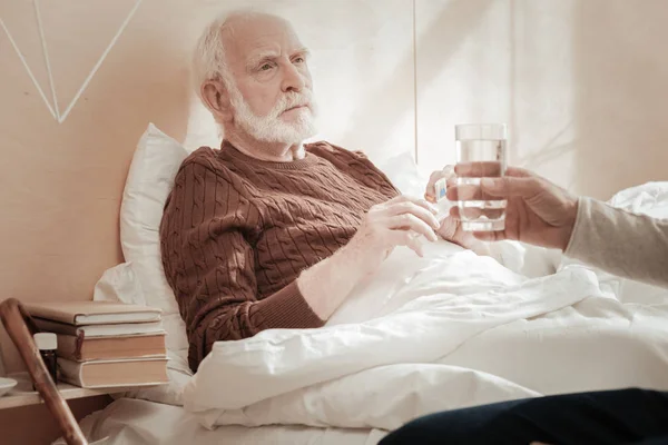 Un hombre serio y concentrado mintiendo y mirando a otro hombre . — Foto de Stock