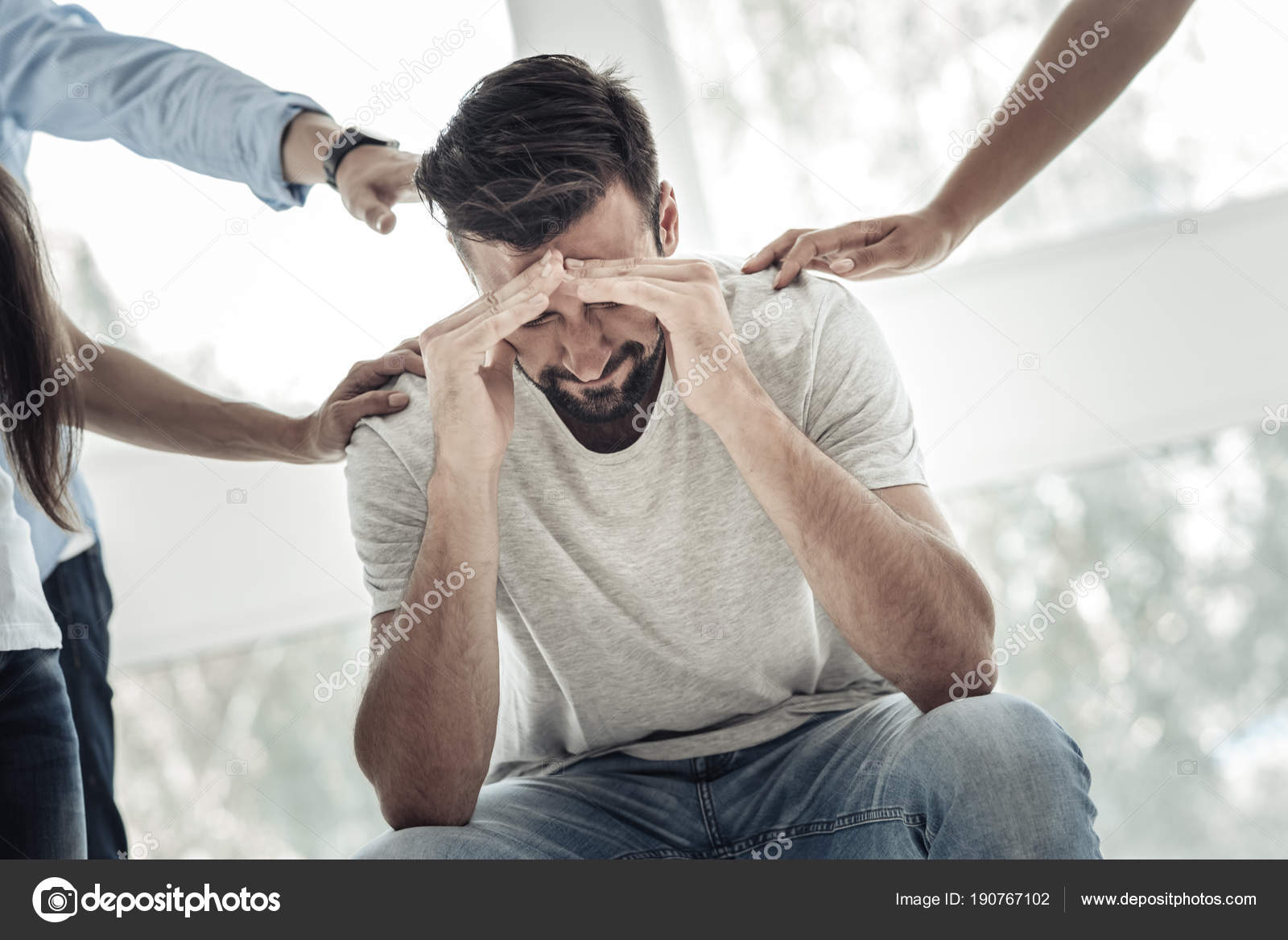 конфликты в общении. общение людей. душевная усталость. женщина в кризисе. испытывать к людям определенный.