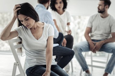 Başını tutan mutsuz genç kadın