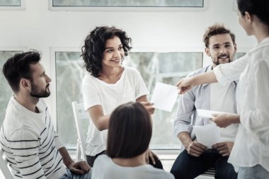 Bir kağıt parçası alarak olumlu genç kadın