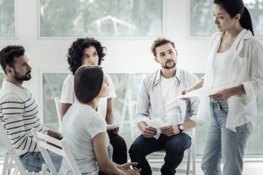 Güzel genç kadın takım lideri arıyor