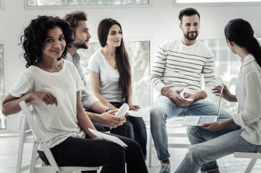 Mutlu genç kadın grup faaliyetlerine katılan