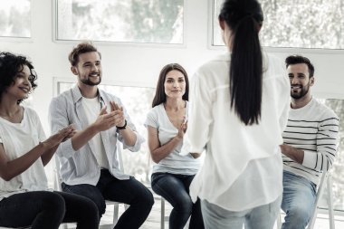 Neşeli mutlu insanlar onların takım lideri arıyorum