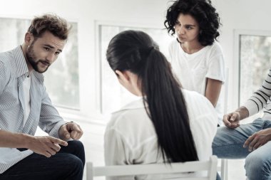 Birbirinizle konuşmak güzel gençler