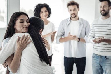 Mutlu genç kadınlar birbirlerine sarılma