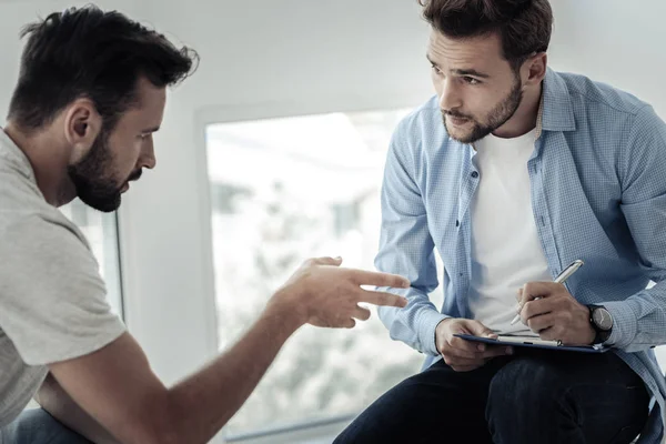 Aangename jonge man maken van aantekeningen — Stockfoto