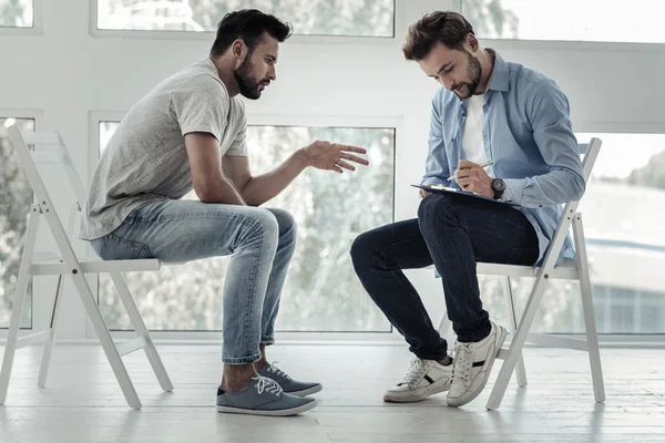 Depressieve jongeman delen zijn problemen — Stockfoto