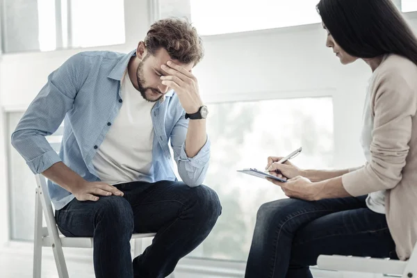 Triste hombre deprimido sosteniendo su cabeza — Foto de Stock