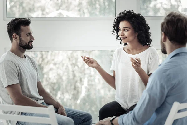 Jóvenes positivos sentados juntos — Foto de Stock