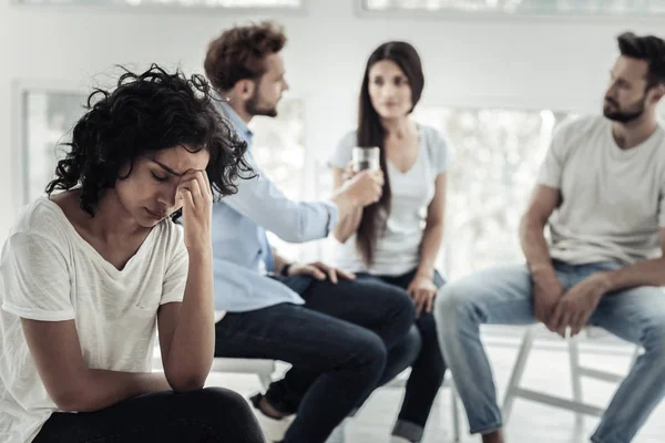 Mujer joven deprimida sosteniendo su frente — Foto de Stock