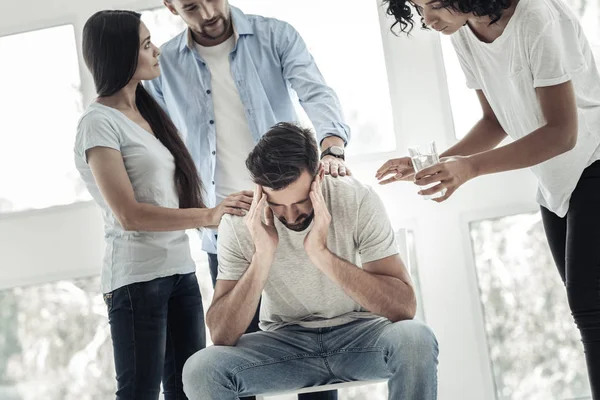 Trevlig glädjelös man fokuserar på hans problem — Stockfoto