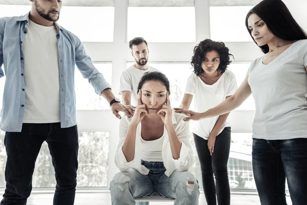 Bonita mujer infeliz sosteniendo sus templos — Foto de Stock