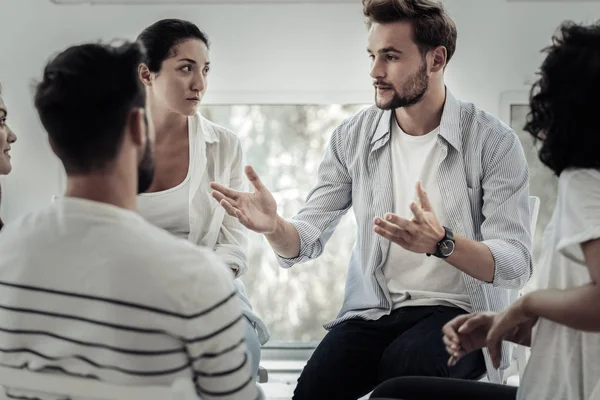 Un joven agradable hablando con un grupo — Foto de Stock