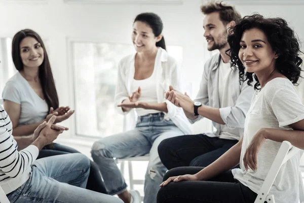 Junge Leute klatschen in die Hände — Stockfoto