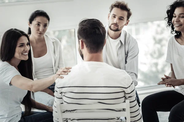 Mooie jonge vrouw met de schouder van haar vriend — Stockfoto