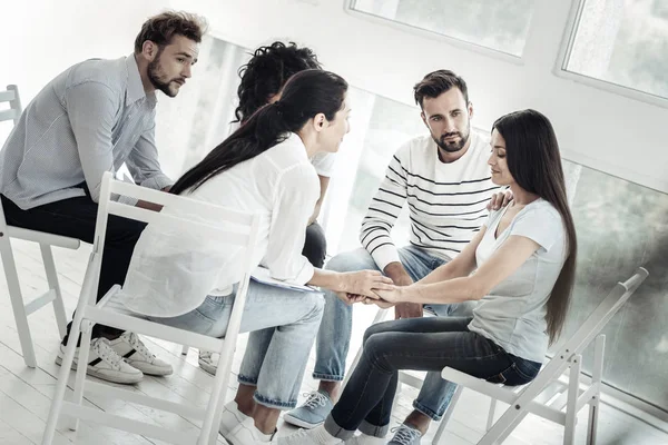 Gente alegre y amigable apoyando a su amigo — Foto de Stock