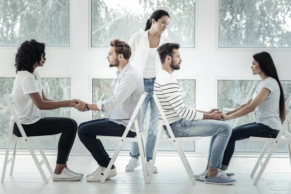 Leuke jonge mensen die deelnemen aan de activiteit — Stockfoto