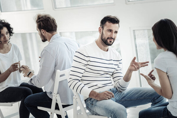 Приятные приятные люди, беседующие
