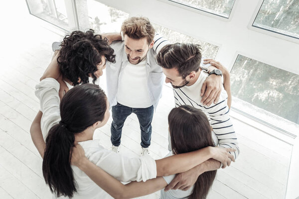 Хорошие дружелюбные люди стоят в кругу
