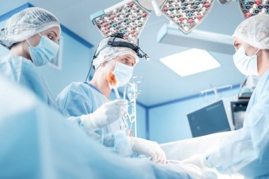 Zeki usta cerrahlar birbirine bakarak