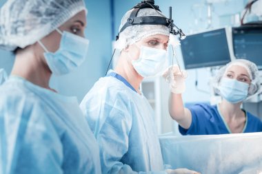 Operasyon odasında ayakta ciddi erkek doktor