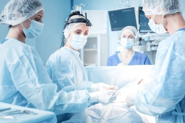 Akıllı profesyonel ekip çalışma cerrahlar