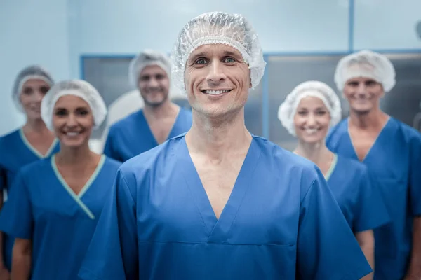 Akıllı olumlu cerrah gülümseyen — Stok fotoğraf