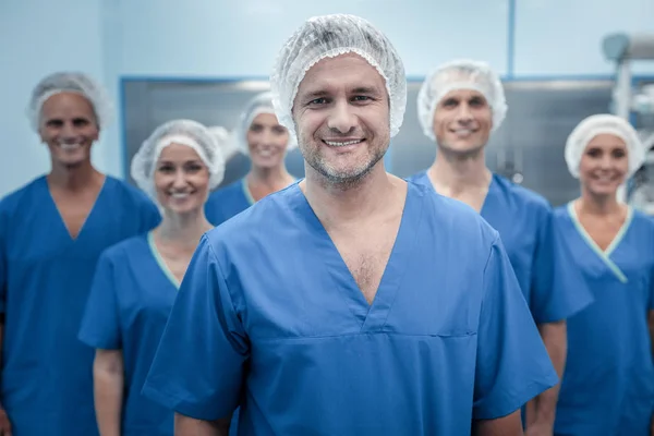 Akıllı deneyimli cerrah ekibinin önünde duran — Stok fotoğraf