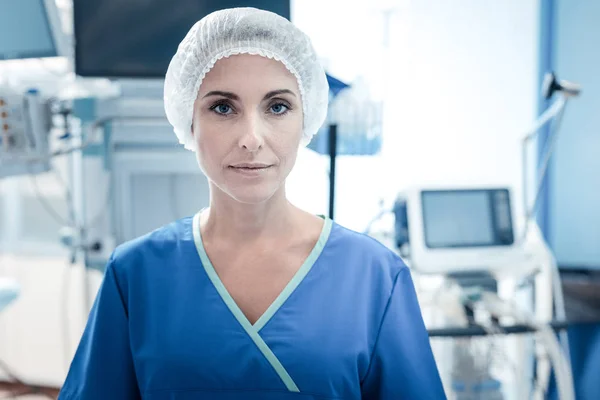Poważne, ładne kobiety, praca w szpitalu — Zdjęcie stockowe